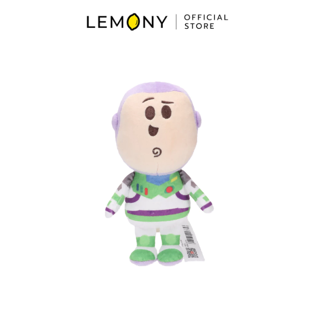 ภาพสินค้าหน้าตรงแยกเดี่ยวบนฉากหลังขาวสะอาดตา ของตุ๊กตาบัซ ไลท์เยียร์ (Buzz Lightyear) หุ่นยนต์ผู้พิทักษ์อวกาศในชุดสเปซสูทสีขาวเขียวพาสเทลสลับม่วง โดดเด่นด้วยงานตัดเย็บคัตติ้งผ้าขนนุ่มสมส่วนป้อม ๆ และปักแววตากลมโตใสแจ๋วเปล่งประกายสีน้ำตาลชวนฝันสไตล์มินิมอลเกาหลี ด้านบนสุดระบุโลโก้แบรนด์ LEMONY Official Store