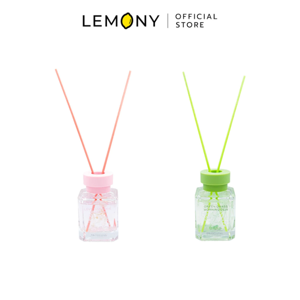 ภาพหลักฉากหลังขาวแสดงรายการสินค้า LEMONY ก้านไม้หอมปรับอากาศ ซีรีย์ XiaKe LuSi ขนาด 100ML. ลิขสิทธิ์แท้ จัดวางองค์ประกอบเซตหน้าตรงประณีต เผยขวดแก้วหล่อหนาเนื้อใสดีไซน์มินิมอลเรียบหรู ปิดฉลากระบุชื่อกลิ่น Gardenia Blossom และ Green Grass เด่นชัด เสียบก้านไม้หวายสีขาวกระจายความหอมกางออกได้สัดส่วนทรงสมดุล จัดวางคู่เคียงข้างกล่องบรรจุภัณฑ์ภายนอกลวดลายแฟนซีศิลปะพาสเทลเกาหลีน่ารัก ครีเอทมู๊ดลักชัวรีพรีเมียม ระบุโลโก้ตราแบรนด์ออฟฟิเชียลคมชัดสะดุดสายตา