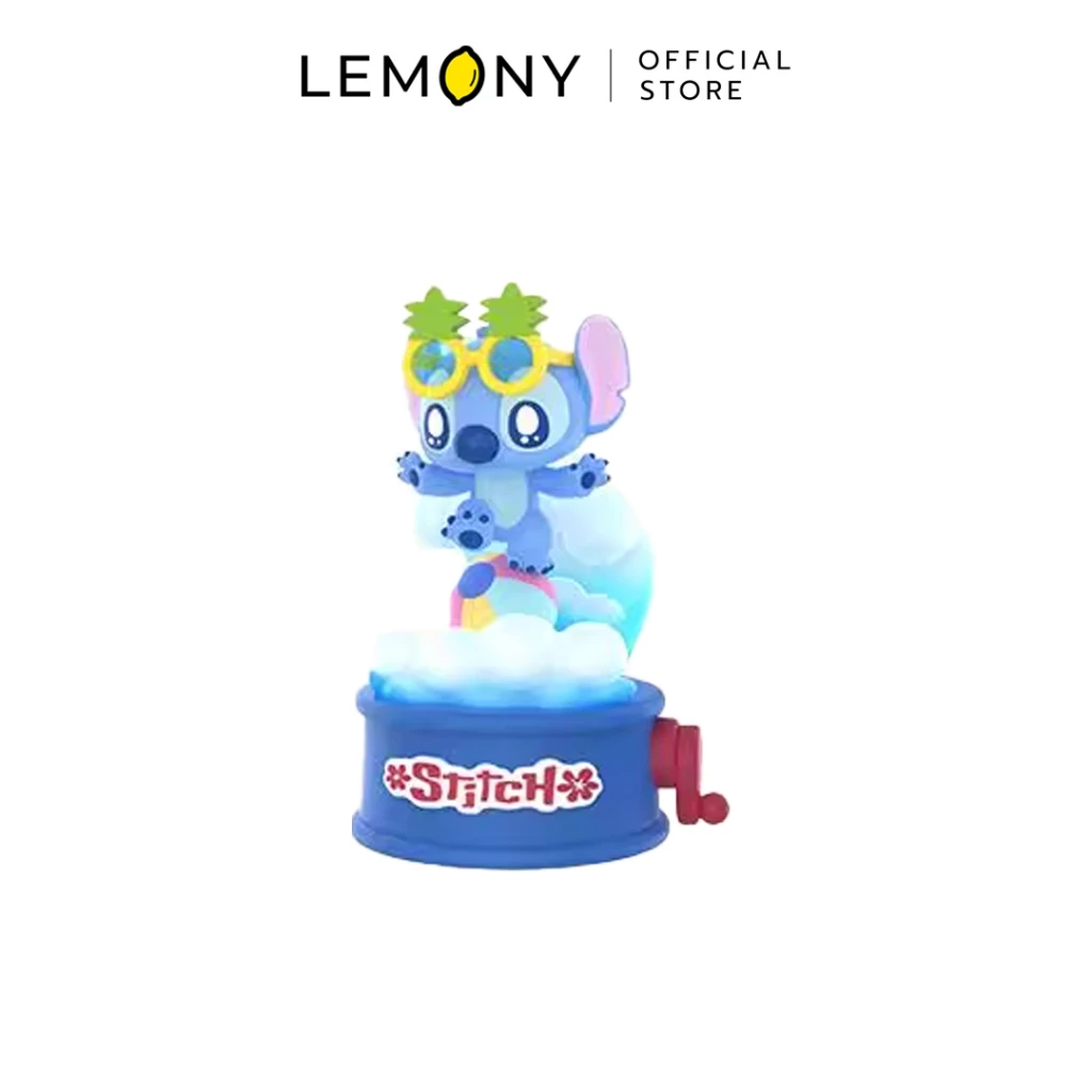 ภาพโมเดลฟิกเกอร์อาร์ตทอยหน้าตรงบนฉากหลังสีขาว แสดงตัวละครสติทช์ (Stitch) สีฟ้าพาสเทล กำลังทรงตัวเล่นลูกบอลคัลเลอร์ฟูลอยู่บนเกลียวคลื่นทะเลสีฟ้าสดใส บนหัวสวมแว่นตากรอบสีเหลืองตกแต่งรูปต้นมะพร้าวสีเขียวจิ๋ว ตัวโมเดลตั้งอยู่บนฐานทรงกลมสีน้ำเงินหนาที่พิมพ์อักษรโลโก้คำว่า Stitch สีขาวขอบแดง รายล้อมด้วยกราฟิกดอกชบา ด้านข้างฐานมีกลไกแกนหมุนสีแดงพรีเมียม ด้านบนสุดแสดงโลโก้แบรนด์ LEMONY Official Store อย่างชัดเจน