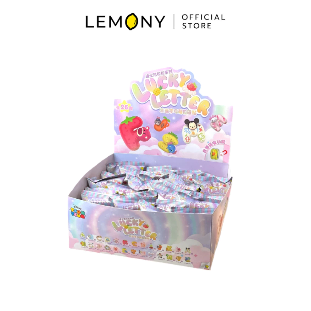 ภาพหลักฉากหลังขาวแสดงรายการสินค้า LEMONY กล่องจุ่ม Disney ตัวอักษรแม่เหล็ก รุ่น Tsum Tsum ขนาด 854095mm ลิขสิทธิ์แท้ ด้านซ้ายโชว์หน้าตรงกล่องกระดาษอาร์ตทอยปิดผนึกมิดชิด พิมพ์ลวดลายกราฟิกเหล่าตัวการ์ตูนดิสนีย์ซูมซูม (Tsum Tsum) และตัวอักษรภาษาอังกฤษหลากสีสันสดใสพรีเมียม ด้านขวาแสดงตัวอย่างตัวอักษรแม่เหล็กตัวนูนหนาปักลายน่ารักสไตล์มินิมอลเกาหลี ด้านบนระบุโลโก้แบรนด์ LEMONY Official Store คมชัด