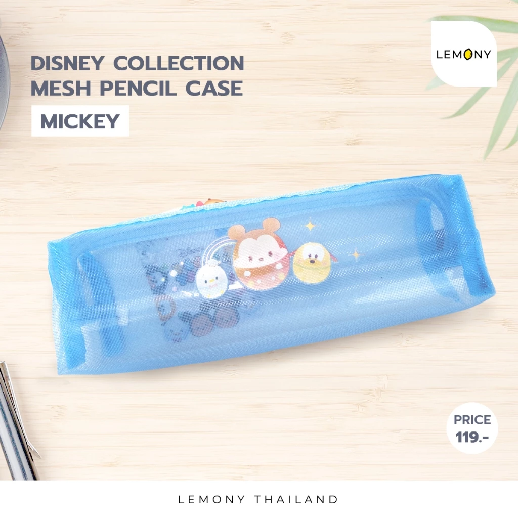 ภาพหลักฉากหลังขาวแสดงรายการสินค้า LEMONY Disney collection Mesh Pencil Case (Mickey) กระเป๋าเครื่องเขียน ดิสนีย์ คอลเลคชัน (มิ้กกี้) ขนาด 49.2 กรัม ลิขสิทธิ์แท้ แสดงกระเป๋าดินสอหน้าตรงรูปทรงกลมสี่เหลี่ยมผืนผ้าสามมิติ (Cuboid) ผลิตจากเส้นใยไนลอนและโพลีเอสเตอร์เนื้อตาข่ายสีฟ้าพาสเทลโปร่งแสงระยิบระยับ พิมพ์กราฟิกลายหน้ามิกกี้เมาส์สีสันสดใสพาสเทลคัลเลอร์ฟูลแนวซิกเนเจอร์สไตล์มินิมอลเกาหลีพรีเมียม โชว์ระบบหัวซิปรูดสีสดใส ด้านบนสุดแสดงโลโก้แบรนด์ออฟฟิเชียลเด่นชัดเจน