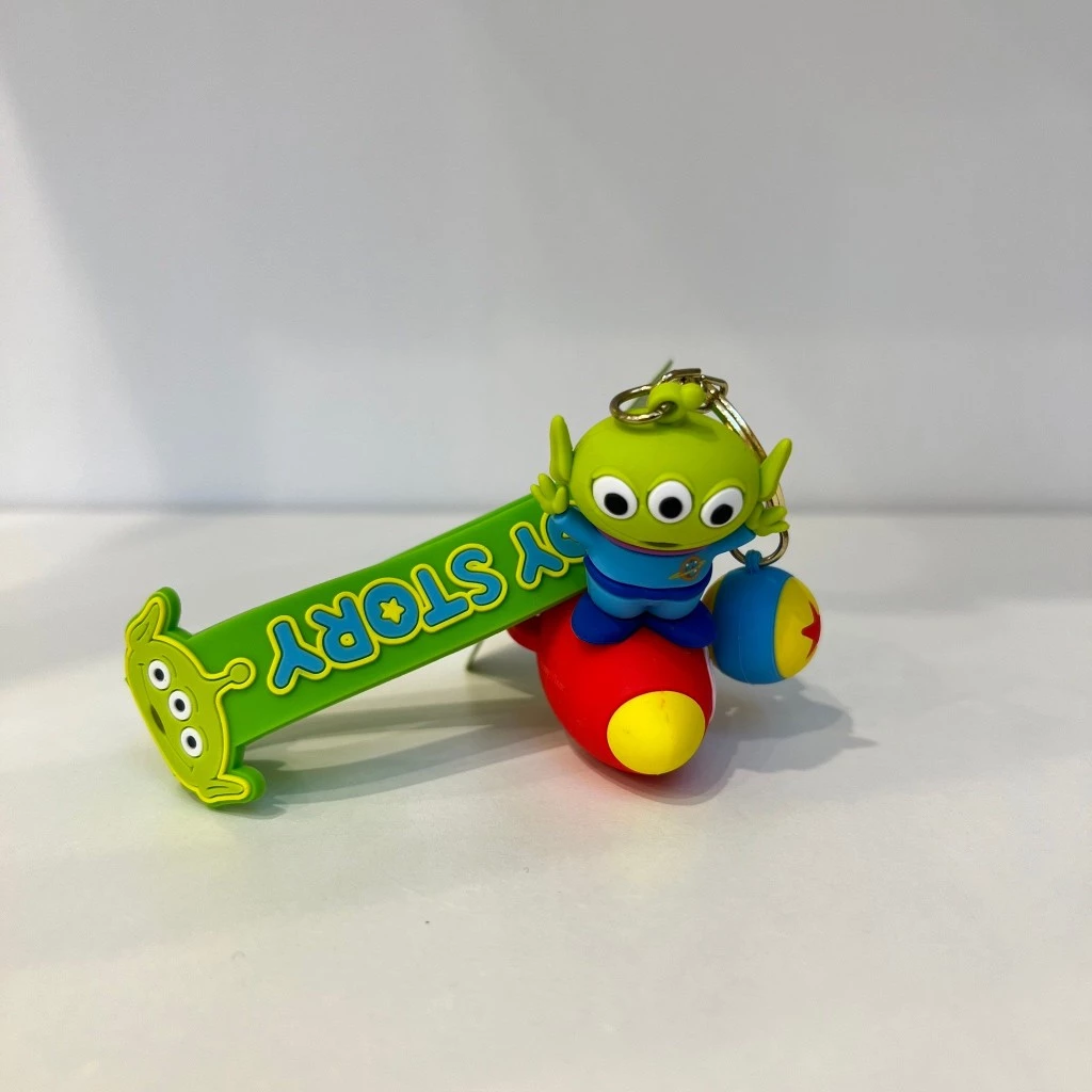 ภาพหลักฉากหลังขาวแสดงรายการสินค้า LEMONY Disney Pixar Toy Story Alien series Keychain (style 2) พวงกุญแจ ดิสนีย์ ทอยสตอรี่ ซีรีย์ เอเลี่ยนสามตา ขี่จรวดสุดคูล ขนาด 58 กรัม ลิขสิทธิ์แท้ แสดงพวงกุญแจโมเดลฟิกเกอร์พลาสติก PVC หน้าตรงดีไซน์รูปทรงกลมมนกะทัดรัด คาแรกเตอร์เอเลี่ยนสามตาตัวสีเขียวพาสเทลตาโตใสซื่อกำลังนั่งขับยานพาหนะจรวดแคปซูลสีชมพูหวานฐานสีม่วงพาสเทลแนวซิกเนเจอร์สไตล์มินิมอลเกาหลี โชว์หัวแกนข้อต่อห่วงล็อกโลหะด้านบนแข็งแรงหนาแน่น ด้านบนสุดแสดงโลโก้แบรนด์ออฟฟิเชียลเด่นชัดสะดุดสายตา