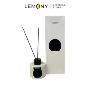 ภาพหลักฉากหลังขาวแสดงรายการสินค้า LEMONY AC233F Reed Diffuser (Rose) ก้านไม้หอมปรับอากาศ อโรม่า Reed Diffuser รุ่น AC233F กลิ่นกุหลาบ ขนาด 90 กรัม ลิขสิทธิ์แท้ จัดวางองค์ประกอบเซตหน้าตรงประณีต เผยขวดแก้วหล่อหนาใสทรงสี่เหลี่ยมมินิมอล บรรจุน้ำมันหอมระเหยสีใสสะอาด ป้ายฉลากสติกเกอร์สลักชื่อแบรนด์และลายดอกกุหลาบหวานละมุน เสียบประดับก้านไม้หวายกระจายความหอมแผ่เลเยอร์เป็นรูปทรงตัว V ได้สัดส่วนสมดุล วางข้างกล่องบรรจุภัณฑ์กระดาษลวดลายน่ารักพาสเทลเกาหลีระบุเครื่องหมายแบรนด์ออฟฟิเชียลคมชัดสะดุดสายตา