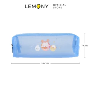 ภาพหลักฉากหลังขาวแสดงรายการสินค้า LEMONY Disney collection Mesh Pencil Case (Mickey) กระเป๋าเครื่องเขียน ดิสนีย์ คอลเลคชัน (มิ้กกี้) ขนาด 49.2 กรัม ลิขสิทธิ์แท้ แสดงกระเป๋าดินสอหน้าตรงรูปทรงกลมสี่เหลี่ยมผืนผ้าสามมิติ (Cuboid) ผลิตจากเส้นใยไนลอนและโพลีเอสเตอร์เนื้อตาข่ายสีฟ้าพาสเทลโปร่งแสงระยิบระยับ พิมพ์กราฟิกลายหน้ามิกกี้เมาส์สีสันสดใสพาสเทลคัลเลอร์ฟูลแนวซิกเนเจอร์สไตล์มินิมอลเกาหลีพรีเมียม โชว์ระบบหัวซิปรูดสีสดใส ด้านบนสุดแสดงโลโก้แบรนด์ออฟฟิเชียลเด่นชัดเจน