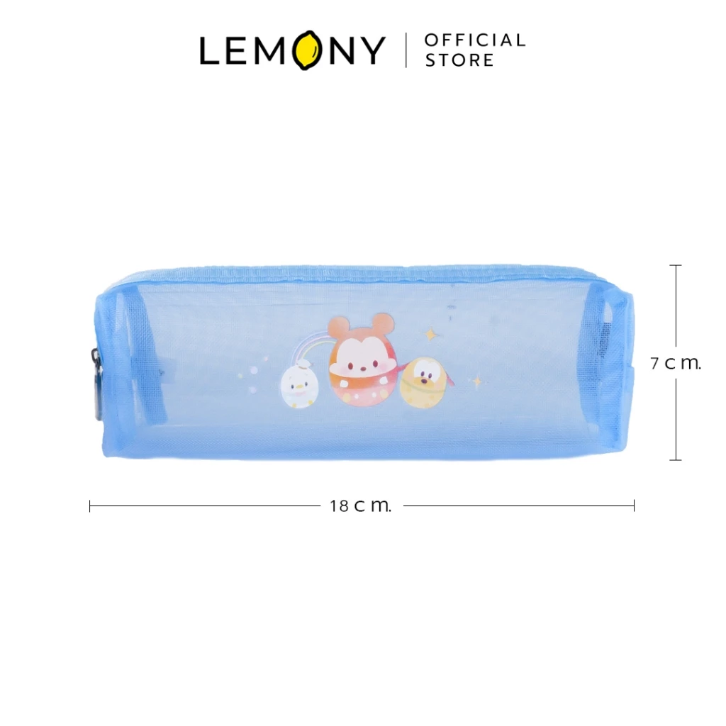 ภาพหลักฉากหลังขาวแสดงรายการสินค้า LEMONY Disney collection Mesh Pencil Case (Mickey) กระเป๋าเครื่องเขียน ดิสนีย์ คอลเลคชัน (มิ้กกี้) ขนาด 49.2 กรัม ลิขสิทธิ์แท้ แสดงกระเป๋าดินสอหน้าตรงรูปทรงกลมสี่เหลี่ยมผืนผ้าสามมิติ (Cuboid) ผลิตจากเส้นใยไนลอนและโพลีเอสเตอร์เนื้อตาข่ายสีฟ้าพาสเทลโปร่งแสงระยิบระยับ พิมพ์กราฟิกลายหน้ามิกกี้เมาส์สีสันสดใสพาสเทลคัลเลอร์ฟูลแนวซิกเนเจอร์สไตล์มินิมอลเกาหลีพรีเมียม โชว์ระบบหัวซิปรูดสีสดใส ด้านบนสุดแสดงโลโก้แบรนด์ออฟฟิเชียลเด่นชัดเจน