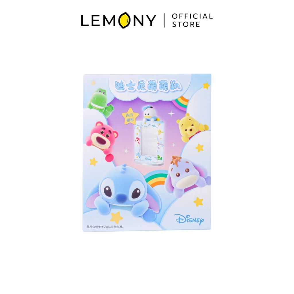 ภาพหลักฉากหลังขาวแสดงรายการสินค้า LEMONY Disney Mini Party Series With Photo Frame กล่องจุ่มดิสนีย์ มินิฟิกเกอร์ ปาร์ตี้ซีรีย์พร้อมกรอบรูป ขนาด 110 กรัม ลิขสิทธิ์แท้ แสดงกล่องกระดาษหน้าตรงทรงสี่เหลี่ยมสไตล์ป๊อปคิ้วท์ ดีไซน์พิมพ์สีกราฟิกลวดลายแก๊งตัวละครดิสนีย์คัลเลอร์ฟูลสดใสสไตล์มินิมอลเกาหลีพรีเมียม โชว์ชื่อซีรีส์ออฟฟิเชียลโดดเด่นสะดุดตา ด้านบนสุดระบุโลโก้แบรนด์ออฟฟิเชียลเด่นชัดเจน