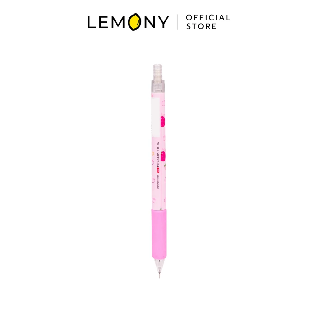 ภาพหลักฉากหลังขาวแสดงรายการสินค้า LEMONY Disney Mechanical Pencil 0.7mm (Lotso) ดินสอกด ดิสนีย์เจ้าหมี Lotso ขนาด 0.7 มิลลิเมตร 12.58 กรัม ลิขสิทธิ์แท้ แสดงด้ามแท่งดินสอกดหน้าตรงบนแผงแพ็คเกจกระดาษการ์ด ตัวด้ามทรงเรียวยาวกะทัดรัดกว้าง 9.5 ซม. สูง 14.2 ซม. ผลิตจากพลาสติกเกรดหนาโทนสีชมพูพาสเทลหวานละมุน พิมพ์สกรีนกราฟิกลวดลายใบหน้าเจ้าหมีสตรอว์เบอร์รี่ล็อตโซ่ระบายยิ้มคมชัดแนวซิกเนเจอร์สไตล์มินิมอลเกาหลี โชว์ความพรีเมียมสะดุดสายตา ด้านบนสุดแสดงโลโก้แบรนด์ออฟฟิเชียลเด่นชัดเจน