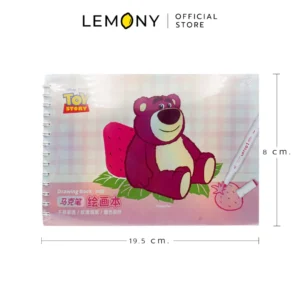 หน้าปกสมุดวาดภาพ Lotso ดิสนีย์คอลเลคชันลายหมีสตรอว์เบอร์รี่ Lotso Toy Story บรรจุในพลาสติกใสพร้อมป้ายสเกลจำลองขนาดตัวเล่ม กว้าง 19.5 ซม. และสูง 8 ซม. พร้อมหัวโลโก้แบรนด์ LEMONY