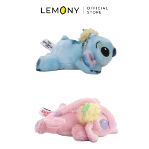 ภาพหลักฉากหลังขาวแสดงรายการสินค้า LEMONY พวงกุญแจสติทช์&แองเจิลสับปะรด แบบนอน ขนาด 10CM Stitch&Angle with Pineapple Collection ลิขสิทธิ์แท้ จัดวางพวงกุญแจตุ๊กตาผ้าขนฟูหน้าตรงรูปทรงกลมป้อมสมส่วนในท่านอนคว่ำหมอบราบแยกเป็น 2 ตัวเลือกดีไซน์ ได้แก่ คาแรกเตอร์สติทช์สีฟ้าพาสเทลแปะหัวหมวกสับปะรด และคาแรกเตอร์แองเจิลสีชมพูพาสเทลแปะหัวหมวกสับปะรดสีเหลืองสดใสแนวซิกเนเจอร์สไตล์มินิมอลเกาหลีพรีเมียม โชว์แกนโครงสร้างห่วงโซ่คล้องด้านบนเหนียวแน่นหนา ด้านบนสุดแสดงโลโก้แบรนด์ออฟฟิเชียลเด่นชัดเจน