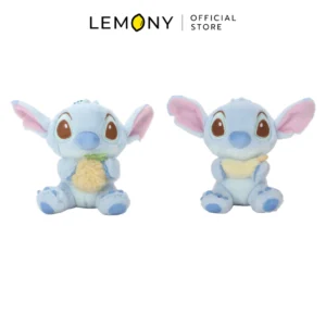 ภาพหลักฉากหลังขาวแสดงรายการสินค้า LEMONY พวงกุญแจสติทช์ถือผลไม้ ขนาด 10CM Stitch Fruity Lying with Pineapple Collection ลิขสิทธิ์แท้ จัดวางพวงกุญแจตุ๊กตาผ้าขนฟูหน้าตรงรูปทรงกลมป้อมสมส่วนในท่านอนคว่ำหมอบราบแยกเป็น 2 ตัวเลือกดีไซน์ ได้แก่ คาแรกเตอร์สติทช์สีฟ้าพาสเทลกอดผลสับปะรดสีเหลืองละมุน และคาแรกเตอร์แองเจิลสีชมพูหวานกอดผลกล้วยหอมสีเหลืองคัลเลอร์ฟูลแนวซิกเนเจอร์สไตล์มินิมอลเกาหลีพรีเมียม โชว์แกนโครงสร้างห่วงโซ่ล็อกโลหะด้านบนแน่นหนา ด้านบนสุดแสดงโลโก้แบรนด์ออฟฟิเชียลเด่นชัดเจน