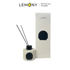 ภาพหลักฉากหลังขาวแสดงรายการสินค้า LEMONY AC233F Reed Diffuser (Orange) ก้านไม้หอมปรับอากาศอโรม่า Reed Diffuser รุ่น AC233F กลิ่นส้ม ขนาด 90 กรัม ลิขสิทธิ์แท้ จัดวางองค์ประกอบชุดเซตหน้าตรงประณีต เผยขวดแก้วหล่อหนาใสดีไซน์ลักชัวรีเรียบหรู แปะฉลากสติกเกอร์สลักชื่อแบรนด์และลายกราฟิกเฉดสีส้มพาสเทลละมุนตา เสียบประดับก้านไม้ธรรมชาติกระจายความหอมแผ่เลเยอร์เป็นรูปทรงสวยงามกางออกสมดุล จัดวางคู่เคียงข้างกล่องบรรจุภัณฑ์กระดาษลวดลายน่ารักพาสเทลเกาหลีระบุเครื่องหมายแบรนด์ออฟฟิเชียลคมชัดสะดุดสายตา
