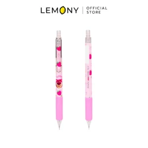 ภาพหลักฉากหลังขาวแสดงรายการสินค้า LEMONY Disney Mechanical Pencil 0.7mm (Lotso) ดินสอกดหมีล็อตโซ่ ขนาด 0.7 มิลลิเมตร 12.58 กรัม ลิขสิทธิ์แท้ แสดงด้ามแท่งดินสอกดหน้าตรงบนแผงแพ็คเกจกระดาษการ์ด ตัวด้ามทรงเรียวยาวกะทัดรัดกว้าง 9.5 ซม. สูง 14.2 ซม. ผลิตจากพลาสติกเกรดหนาโทนสีชมพูพาสเทลหวานละมุน พิมพ์สกรีนกราฟิกลวดลายใบหน้าเจ้าหมีสตรอว์เบอร์รี่ล็อตโซ่ระบายยิ้มคมชัดแนวซิกเนเจอร์สไตล์มินิมอลเกาหลี โชว์ความพรีเมียมสะดุดสายตา ด้านบนสุดแสดงโลโก้แบรนด์ออฟฟิเชียลเด่นชัดเจน