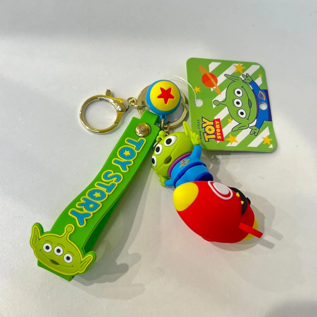 ภาพหลักฉากหลังขาวแสดงรายการสินค้า LEMONY Disney Pixar Toy Story Alien series Keychain (style 2) พวงกุญแจ ดิสนีย์ ทอยสตอรี่ ซีรีย์ เอเลี่ยนสามตา ขี่จรวดสุดคูล ขนาด 58 กรัม ลิขสิทธิ์แท้ แสดงพวงกุญแจโมเดลฟิกเกอร์พลาสติก PVC หน้าตรงดีไซน์รูปทรงกลมมนกะทัดรัด คาแรกเตอร์เอเลี่ยนสามตาตัวสีเขียวพาสเทลตาโตใสซื่อกำลังนั่งขับยานพาหนะจรวดแคปซูลสีชมพูหวานฐานสีม่วงพาสเทลแนวซิกเนเจอร์สไตล์มินิมอลเกาหลี โชว์หัวแกนข้อต่อห่วงล็อกโลหะด้านบนแข็งแรงหนาแน่น ด้านบนสุดแสดงโลโก้แบรนด์ออฟฟิเชียลเด่นชัดสะดุดสายตา