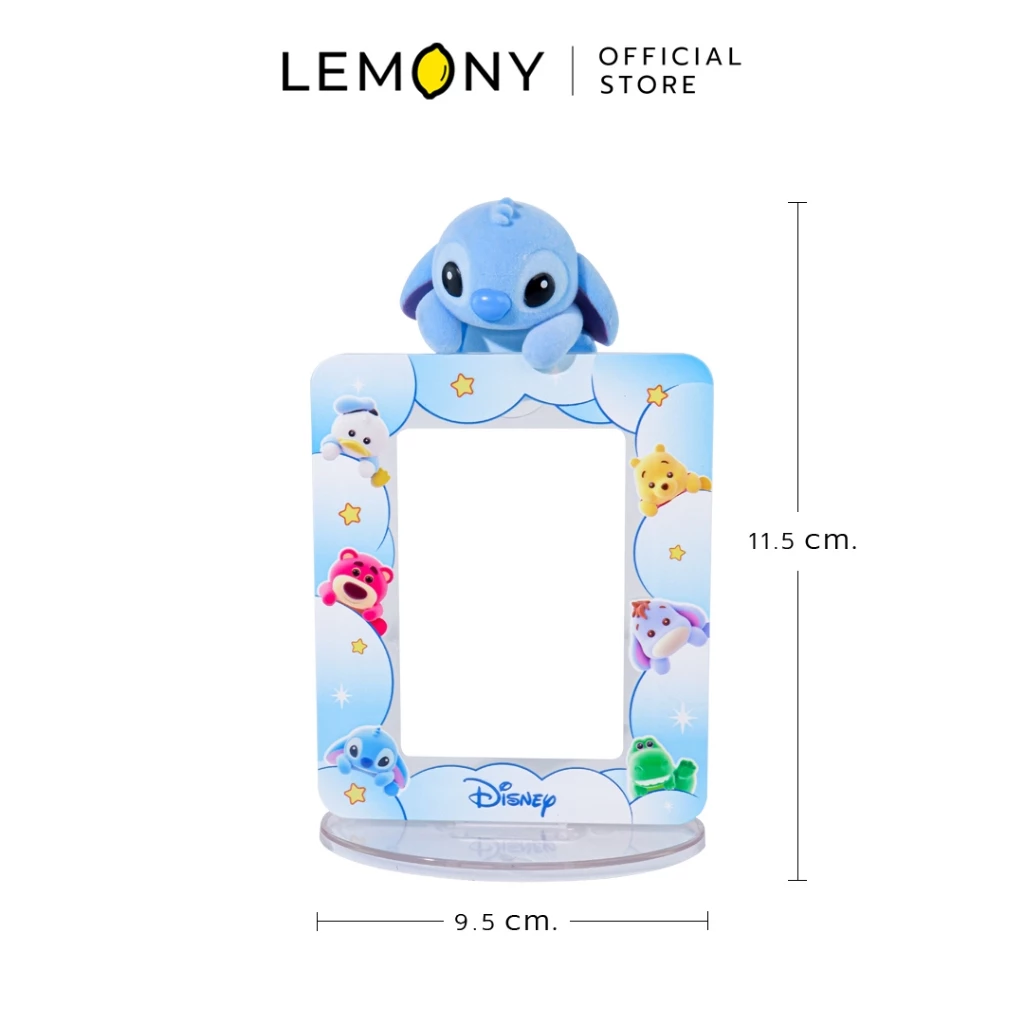 ภาพโมเดลกรอบรูปตั้งโต๊ะลายสติทช์ (Stitch) บนฉากหลังสีขาว ด้านบนตกแต่งด้วยฟิกเกอร์สติทช์ผิวสัมผัสกำมะหยี่สีฟ้าพาสเทลเกาะขอบเฟรม ตัวกรอบรูปสี่เหลี่ยมสกรีนลายก้อนเมฆและแก๊งดิสนีย์จิ๋ว พร้อมฐานอะคริลิกใส โดยมีเส้นมาตรวัดระบุมิติสัดส่วนขนาดจริงของชิ้นงาน ได้แก่ เส้นวัดส่วนสูงแนวตรงระบุขนาด 11.5 cm. และเส้นวัดส่วนกว้างของฐานระบุขนาด 9.5 cm. ด้านบนสุดแสดงโลโก้แบรนด์ LEMONY Official Store อย่างชัดเจนครับ