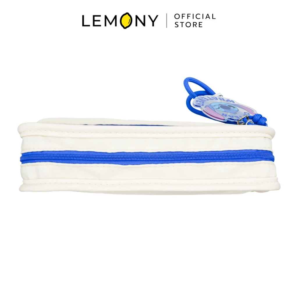 มุมมองด้านบนกระเป๋าดินสอ LEMONY Stitch โชว์แนวซิปคู่สีน้ำเงินตัดกับตัวกระเป๋าผ้าสีครีม พร้อมสายคล้องและป้ายห้อยอะคริลิกลายสติชสุดน่ารัก