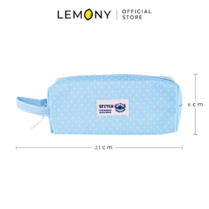 ภาพหลักฉากหลังขาวแสดงรายการสินค้า LEMONY Disney collection large pencil case (Stitch) กล่องดินสอสติทช์ ขนาดใหญ่ ดิสนีย์ คอลเลคชันสติช ขนาด 98.4 กรัม ลิขสิทธิ์แท้ แสดงกระบอกกล่องดินสอผ้าขนหน้าตรงรูปทรงเหลี่ยมผืนผ้าสามมิติขยายฐานกว้างพรีเมียม ขนาดความยาว 21 ซม. กว้าง 8 ซม. และสูง 6 ซม. ตัวชิ้นงานโทนสีฟ้าพาสเทลหวานสะดุดสายตา พิมพ์สกรีนลวดลายกราฟิกคาแรกเตอร์เจ้าสติทช์ระบายยิ้มอารมณ์ดีแนวซิกเนเจอร์สไตล์มินิมอลเกาหลี โชว์แนวระบบซิปรูดเปิดกว้างอวดพื้นที่จัดเก็บด้านในขนาดใหญ่จุเยอะเป็นระเบียบระบบ ด้านบนระบุโลโก้แบรนด์ออฟฟิเชียลเด่นชัดเจน