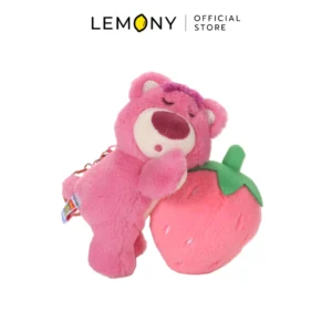 ภาพหลักฉากหลังขาวแสดงรายการสินค้า LEMONY พวงกุญแจตุ๊กตาล็อตโซ่ ขนาด 10CM Pixar Dessert Collection Lotso Keychain Disney (Strawberry) ลิขสิทธิ์แท้ แสดงตัวตุ๊กตาผ้าขนฟูดีไซน์หน้าตรงสไตล์ป๊อปคิ้วท์ โชว์คาแรกเตอร์หมีล็อตโซ่สีชมพูพาสเทลยืนหลับตาพริ้มหลับปุ๋ย สองแขนโอบกอดผลสตรอว์เบอร์รี่สีแดงฉ่ำขั้วเขียวพาสเทลสดใสอย่างน่าเอ็นดู ด้านบนสุดคล้องด้วยสายห่วงพวงกุญแจพรีเมียม และแสดงโลโก้แบรนด์ออฟฟิเชียลคมชัดเจน