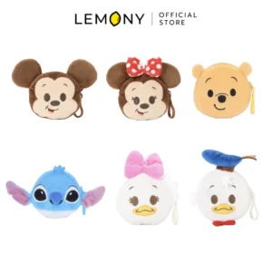 ภาพหลักฉากหลังขาวแสดงรายการสินค้า LEMONY กระเป๋าใส่เหรียญพวงกุญแจดิสนีย์สุดน่ารัก ขนาด 11CM Disney Cutey Collection ลิขสิทธิ์แท้ จัดวางกระเป๋าเพาช์ใส่เหรียญมินิผ้าขนฟูหน้าตรงเรียงหน้ากระดานครบครันทั้ง 6 ดีไซน์ ได้แก่ ลายมิกกี้ ลายมินนี่ ลายโดนัลด์ดั๊ก ลายเดซี่ดั๊ก ลายวินนี่เดอะพูห์ และลายสติทช์ โดดเด่นด้วยรูปทรงกลมป้อมหน้าใบหน้าการ์ตูนอ้วนอิ่มสลับสีสันพาสเทลคัลเลอร์ฟูลสดใสสไตล์มินิมอลเกาหลีพรีเมียม ด้านบนสุดคล้องกลไกตัวล็อกพวงกุญแจ และแสดงโลโก้แบรนด์ออฟฟิเชียลเด่นชัดเจน
