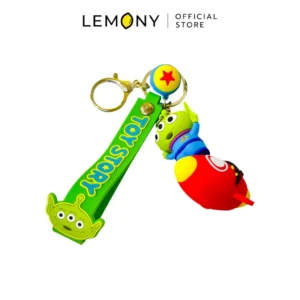 ภาพหลักฉากหลังขาวแสดงรายการสินค้า LEMONY Disney Pixar Toy Story Alien series Keychain (style 2) พวงกุญแจเอเลี่ยนขี่จรวด ดิสนีย์ ทอยสตอรี่ ขนาด 58 กรัม ลิขสิทธิ์แท้ แสดงพวงกุญแจโมเดลฟิกเกอร์พลาสติก PVC หน้าตรงดีไซน์รูปทรงกลมมนกะทัดรัด คาแรกเตอร์เอเลี่ยนสามตาตัวสีเขียวพาสเทลตาโตใสซื่อกำลังนั่งขับยานพาหนะจรวดแคปซูลสีชมพูหวานฐานสีม่วงพาสเทลแนวซิกเนเจอร์สไตล์มินิมอลเกาหลี โชว์หัวแกนข้อต่อห่วงล็อกโลหะด้านบนแข็งแรงหนาแน่น ด้านบนสุดแสดงโลโก้แบรนด์ออฟฟิเชียลเด่นชัดสะดุดสายตา