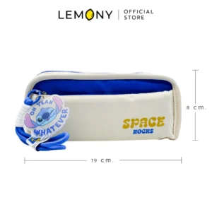 ด้านหน้ากระเป๋าดินสอ LEMONY ลาย Stitch สีครีมสลับน้ำเงิน สกรีนอักษร SPACE ROCKS ป้ายห้อยลาย OH YEAH WHATEVER พร้อมเส้นสเกลบอกขนาดความยาว 19 ซม. และความสูง 8 ซม.