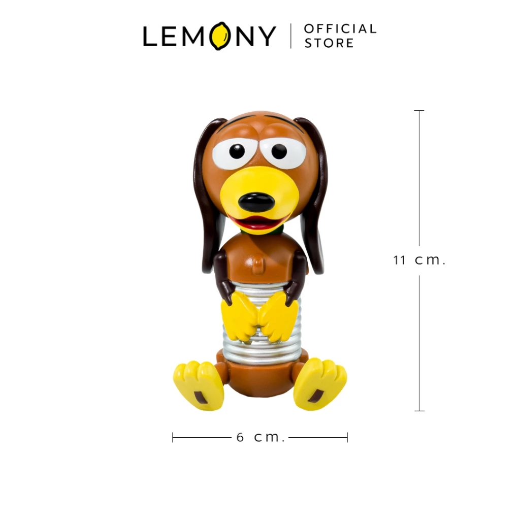 ภาพมินิฟิกเกอร์หน้าตรงบนฉากหลังสีขาว แสดงตัวละครหมาสปริงสลิงกี้ (Slinky Dog) ในท่านั่งอารมณ์ดี หัวและแกนท้ายทอยสีน้ำตาลสลับจมูกเหลืองสดใส ลำตัวช่วงกลางจำลองขดลวดสปริงสุญญากาศสีเงินแวววาว บาลานซ์น้ำหนักตั้งวางบนพื้นได้ดีเยี่ยม พร้อมเส้นมาตรวัดระบุขนาดความกว้างจริงแนวราบ 6 เซนติเมตร และขนาดความสูงจริงแนวดิ่ง 11 เซนติเมตร ด้านบนสุดระบุโลโก้แบรนด์ LEMONY Official Store คมชัด