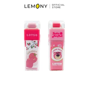ภาพหลักฉากหลังขาวแสดงรายการสินค้า LEMONY ยางลบลูกกลิ้ง 2-in-1 ยางลบมีฝาปิด ดิสนีย์คอลเลคชัน (หมี Lotso) ลิขสิทธิ์แท้ แสดงตลับยางลบหน้าตรงรูปทรงสี่เหลี่ยมผืนผ้าสามมิติขนาดกะทัดรัดพกพาง่าย ผลิตจากพลาสติก PP พรีเมียมเฉดสีชมพูพาสเทลหวานฉ่ำละมุนตา พิมพ์สกรีนกราฟิกลวดลายใบหน้าเจ้าหมีชมพูล็อตโซ่ระบายยิ้มอารมณ์ดีแนวซิกเนเจอร์สไตล์มินิมอลเกาหลี ชูสัดส่วนการปิดฝาครอบสนิทแน่นหนาทั้งสองด้านอย่างเป็นระบบระเบียบ ด้านบนสุดแสดงโลโก้แบรนด์ออฟฟิเชียลเด่นสะดุดสายตา