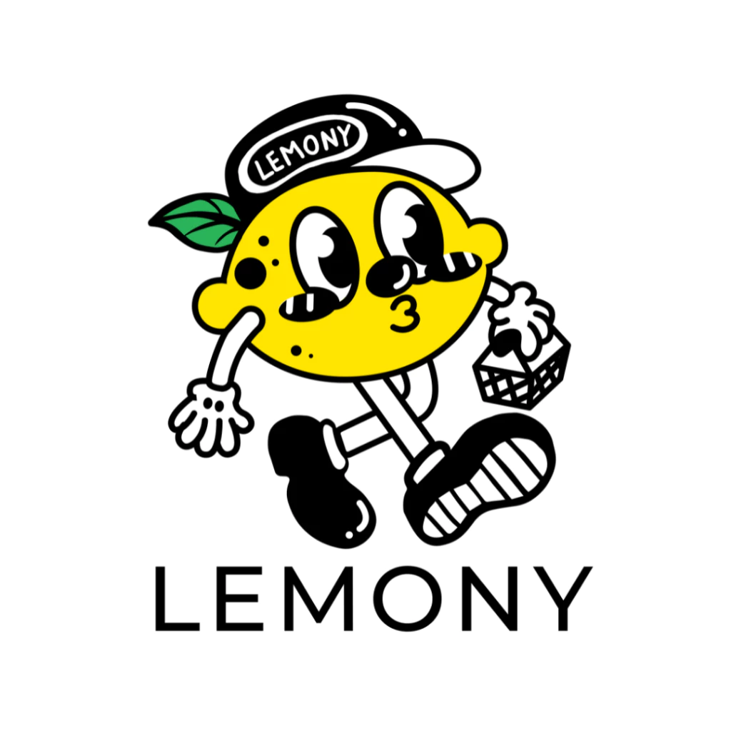 ภาพกราฟิกโลโก้แบรนด์ LEMONY บนฉากหลังสีขาว โดดเด่นด้วยลายเส้นการ์ตูนมาสคอตผลเลมอนสีเหลืองสดใสสไตล์เรโทรวินเทจ สวมหมวกแก๊ปสีดำปั๊มอักษร LEMONY ขยิบตาและทำปากจู๋สุดทะเล้น ในมือถือตะกร้าช้อปปิ้งลายตาราง ด้านล่างพิมพ์อักษรชื่อแบรนด์ LEMONY ตัวหนาสีดำคมชัด