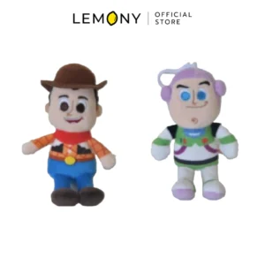 ภาพหลักฉากหลังขาวแสดงรายการสินค้า LEMONY พวงกุญแจตุ๊กตาทอยสตอรี่ ขนาด 12CM Toy Story Collection Disney Keychain ลิขสิทธิ์แท้ จัดวางพวงกุญแจตุ๊กตาผ้าขนฟูดีไซน์หน้าตรงเคียงข้างกันอย่างสมดุล ประกอบด้วย คาแรกเตอร์นายอำเภอวู้ดดี้สีน้ำตาลส้มอบอุ่นสวมหมวกคาวบอย และคาแรกเตอร์บัซ ไลท์เยียร์ สีขาวเขียวพาสเทลสวมชุดสเปซสูทอวกาศ โดดเด่นด้วยรูปทรงกลมป้อมเวอร์ชันป๊อปคิ้วท์น่าเอ็นดูสไตล์มินิมอลเกาหลีพรีเมียม ด้านบนสุดคล้องสายห่วงห้อยแข็งแรง และแสดงโลโก้แบรนด์ออฟฟิเชียลเด่นชัดเจน