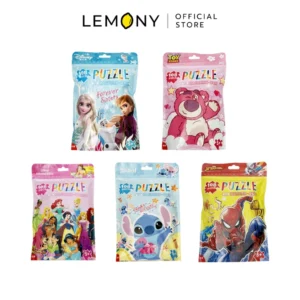 ภาพหลักฉากหลังขาวแสดงรายการสินค้า LEMONY เกมจิ๊กซอว์ตัวต่อ แบบถุงอลูมิเนียมฟอยล์ puzzle (108 ชิ้น) - Disney ลิขสิทธิ์แท้ แสดงแผงซองถุงฟอยล์อลูมิเนียมดีไซน์หน้าตรงเรียงหน้ากระดานครบครันทั้ง 5 ลาย ได้แก่ ลายโฟรเซ่น ลายล็อตโซ ลายเจ้าหญิงดิสนีย์ ลายสติทช์ และลายสไปเดอร์แมน โดดเด่นด้วยบรรจุภัณฑ์ทรงสี่เหลี่ยมผืนผ้าเนื้อฟอยล์แววตาวับวับพิมพ์สีกราฟิกพาสเทลคัลเลอร์ฟูลสดใสสไตล์มินิมอลเกาหลีพรีเมียม ด้านบนแสดงโลโก้แบรนด์ออฟฟิเชียลเด่นชัดเจน