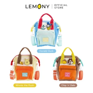 ภาพหลักฉากหลังขาวแสดงคอลเลกชันสินค้า LEMONY กระเป๋าสะพายข้างดิสนีย์ ซีรีส์ Colourful ขนาด 13x15x21 ซม. ลิขสิทธิ์แท้ จัดวางกระเป๋าหน้าตรงพร้อมป้ายชื่อกำกับครบทั้ง 3 แบบ ได้แก่ ลายโดนัลด์ดั๊ก (Donald Duck) โทนสีฟ้า, ลายวินนี่เดอะพูห์ (Winnie the Pooh) โทนสีเหลือง-ส้ม และลายชิป (Chip 'n' Dale) โทนสีน้ำตาล-ส้ม ดีไซน์คัลเลอร์ฟูลบล็อกกิ่งสุดชิค ด้านบนระบุโลโก้แบรนด์คมชัดพรีเมียม