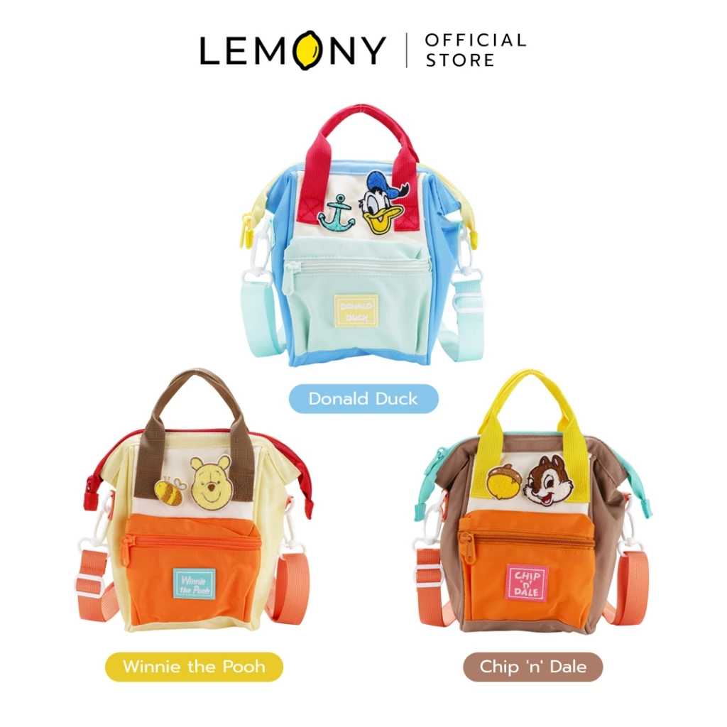 ภาพหลักฉากหลังขาวแสดงคอลเลกชันสินค้า LEMONY กระเป๋าสะพายข้างดิสนีย์ ซีรีส์ Colourful ขนาด 13x15x21 ซม. ลิขสิทธิ์แท้ จัดวางกระเป๋าหน้าตรงพร้อมป้ายชื่อกำกับครบทั้ง 3 แบบ ได้แก่ ลายโดนัลด์ดั๊ก (Donald Duck) โทนสีฟ้า, ลายวินนี่เดอะพูห์ (Winnie the Pooh) โทนสีเหลือง-ส้ม และลายชิป (Chip 'n' Dale) โทนสีน้ำตาล-ส้ม ดีไซน์คัลเลอร์ฟูลบล็อกกิ่งสุดชิค ด้านบนระบุโลโก้แบรนด์คมชัดพรีเมียม