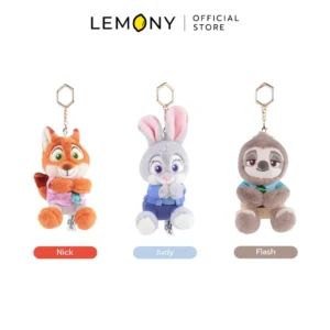 ภาพรวมตัวเลือกสินค้า LEMONY พวงกุญแจตุ๊กตาซูโทเปีย ซีรีส์ Fun Holiday ขนาด 6x7x11 ซม. ฉากหลังขาว วางเรียงกัน 3 ดีไซน์ ได้แก่ ลาย Nick พร้อมป้ายสีแดง, ลาย Judy พร้อมป้ายสีฟ้า และลาย Flash พร้อมป้ายสีน้ำตาล ระบุชื่อลายชัดเจนใต้ภาพ