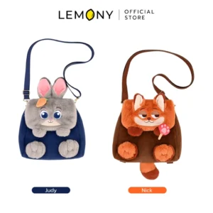 ภาพถ่ายเปรียบเทียบตัวเลือกสินค้า LEMONY กระเป๋าสะพายข้างซูโทเปีย ขนนุ่มนิ่ม ด้านซ้ายเป็นลาย Judy โทนสีน้ำเงินกรมท่า และด้านขวาเป็นลาย Nick โทนสีน้ำตาลส้ม พร้อมมีแถบป้ายข้อความสีกรมท่าระบุ Judy และป้ายสีส้มระบุ Nick กำกับชัดเจนด้านล่าง