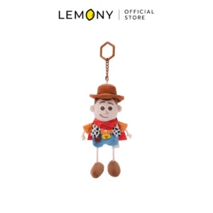 ภาพหลักหน้าตรงเต็มใบของผลิตภัณฑ์ LEMONY พวงกุญแจตุ๊กตาวู้ดดี้ ทอยสตอรี่ ซีรีส์ Clever Little ขนาด 13 ซม. บนฉากหลังสีขาวสะอาดตา แสดงตัวตุ๊กตาผ้านายอำเภอวู้ดดี้ขนนุ่มฟูในชุดคาวบอยเสื้อลายตารางสีส้ม ผ้าพันคอสีแดง และหมวกปีกสีน้ำตาล ด้านบนประกอบด้วยโซ่และห่วงตะขอแขวนพลาสติกทรงหกเหลี่ยมสีน้ำตาลสำหรับห้อยกระเป๋า ลิขสิทธิ์แท้ ด้านบนแสดงโลโก้แบรนด์ LEMONY Official Store ชัดเจน