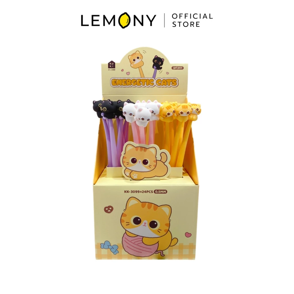 ภาพกล่องบรรจุภัณฑ์ Display Box สีครีมพาสเทลพิมพ์ชื่อรุ่น ENERGETIC CATS เจลเพนพิกัดขนาด 0.5MM ภายในกล่องบรรจุแท่งปากกาเจลหัวน้องแมวดุ๊กดิ๊กจัดเรียงแยกตามเฉดสีอย่างเป็นระเบียบสวยงาม หน้ากล่องแต่งไดคัทรูปแมวส้มกอดไหมพรมสุดน่ารัก ด้านบนสุดระบุโลโก้แบรนด์ LEMONY Official Store ชัดเจน