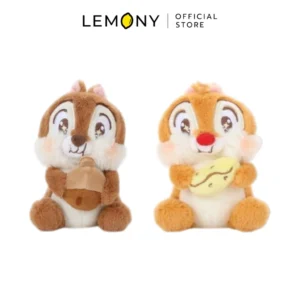 ภาพหลักฉากหลังขาวแสดงรายการสินค้า LEMONY พวงกุญแจตุ๊กตาชิพกับเดล ซีรีส์ Fluffy Sunny ขนาด 10 ซม. ลิขสิทธิ์แท้ จัดวางพวงกุญแจตุ๊กตาผ้าขนฟูรูปหน้าตรงเคียงคู่กันอย่างเป็นระเบียบรวม 2 ดีไซน์ ได้แก่ ลายชิพ (Chip) โทนสีน้ำตาลเข้มจมูกดำ และลายเดซี่เดล (Dale) โทนสีน้ำตาลอ่อนจมูกโตสีแดง โดดเด่นด้วยเนื้อผ้าหนานุ่มนิ่มสีหวานอบอุ่นสดใสสไตล์มินิมอลเกาหลีพรีเมียม มาพร้อมห่วงล็อกพวงกุญแจด้านบน ด้านบนแสดงโลโก้แบรนด์ออฟฟิเชียลเด่นชัดเจน