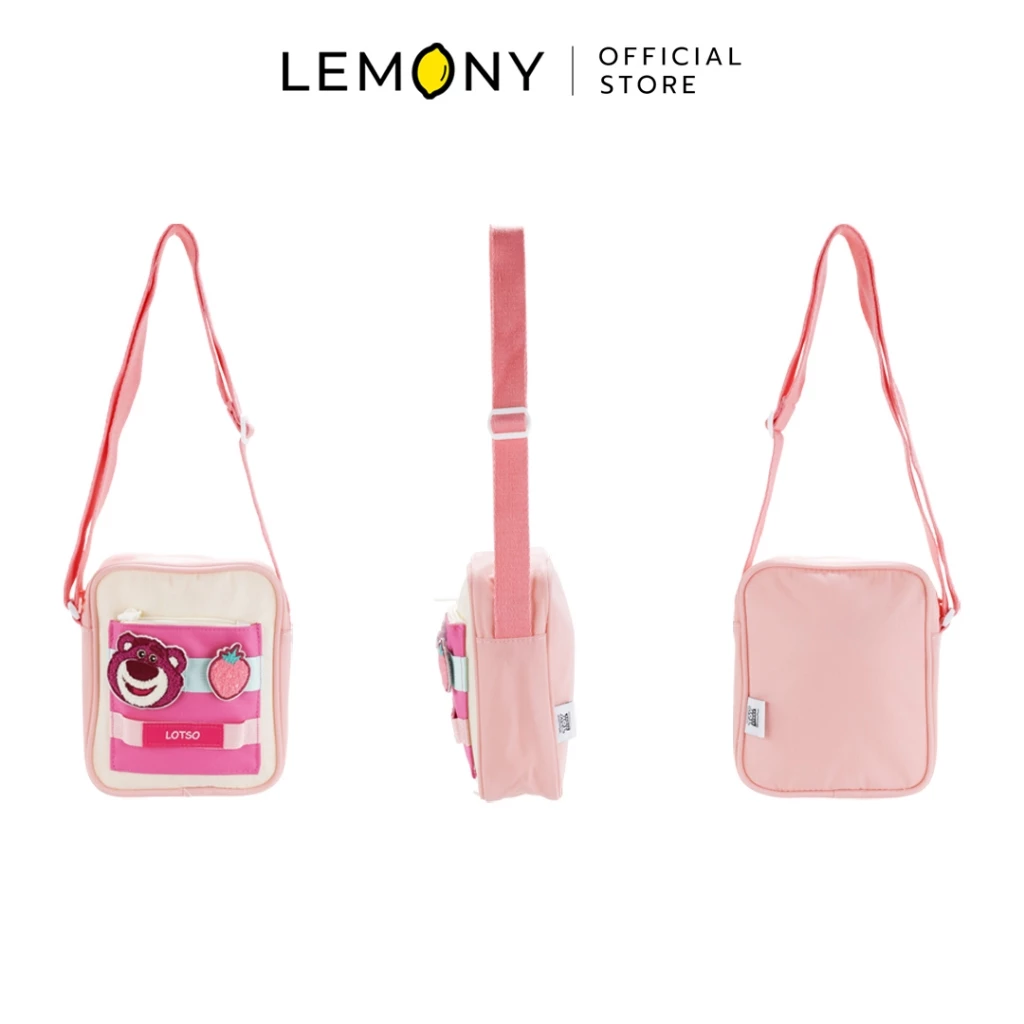 ภาพสินค้าฉากหลังขาวแสดงมุมมอง 3 ด้านของกระเป๋าสะพายข้างดิสนีย์ ซีรีส์ Candy ลายล็อตโซ (Lotso) ตัวกระเป๋าผ้าสีชมพูพาสเทล ด้านซ้ายโชว์มุมหน้าตรงปักลายหมีล็อตโซคู่กับผลสตรอว์เบอร์รี่บนช่องซิปหน้าสีชมพูเข้มสลับฟ้า มีป้ายคำว่า LOTSO มุมกลางโชว์ด้านข้างความหนา 6 ซม. และด้านขวาโชว์มุมหลัง มีสายสะพายยาวสีชมพูเข้าเซ็ต ด้านบนระบุโลโก้แบรนด์ LEMONY Official Store