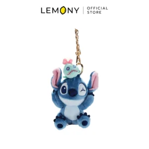ภาพหลักแสดงรายการสินค้า LEMONY พวงกุญแจตุ๊กตาสติทช์ ซีรีส์ Stitch Floppy ขนาด 11 ซม. บนฉากหลังสีขาวสะอาดตา จัดวางพวงกุญแจตุ๊กตาผ้าขนฟูลิขสิทธิ์แท้หน้าตรง เผยรายละเอียดตัวสติทช์สีฟ้าพาสเทลในท่าทางกางแขนออกสองข้างยิ้มขี้เล่นอย่างร่าเริง โดยมีตุ๊กตาสครัมป์ตัวจิ๋วสีเขียวมิ้นท์เกาะอยู่บนหัวสไตล์มินิมอลเกาหลีพรีเมียม มาพร้อมห่วงล็อกพวงกุญแจด้านบน ด้านบนระบุโลโก้แบรนด์ LEMONY Official Store คมชัด