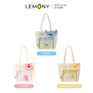ภาพรวมตัวเลือก LEMONY กระเป๋าสะพายไหล่ดิสนีย์ ซีรีส์ Early Summer ครบทั้ง 3 แบบ จัดวางคู่กับป้ายระบุชื่อลายด้านล่าง ได้แก่ ลาย Stitch ช่องตารางสีฟ้า, ลาย Lotso ช่องตารางสีชมพู และลาย Winnie the Pooh ช่องตารางสีเหลือง เผยให้เห็นดีไซน์ผ้านุ่มโทนพาสเทลและหน้าตุ๊กตาดิสนีย์ลิขสิทธิ์แท้อย่างชัดเจน
