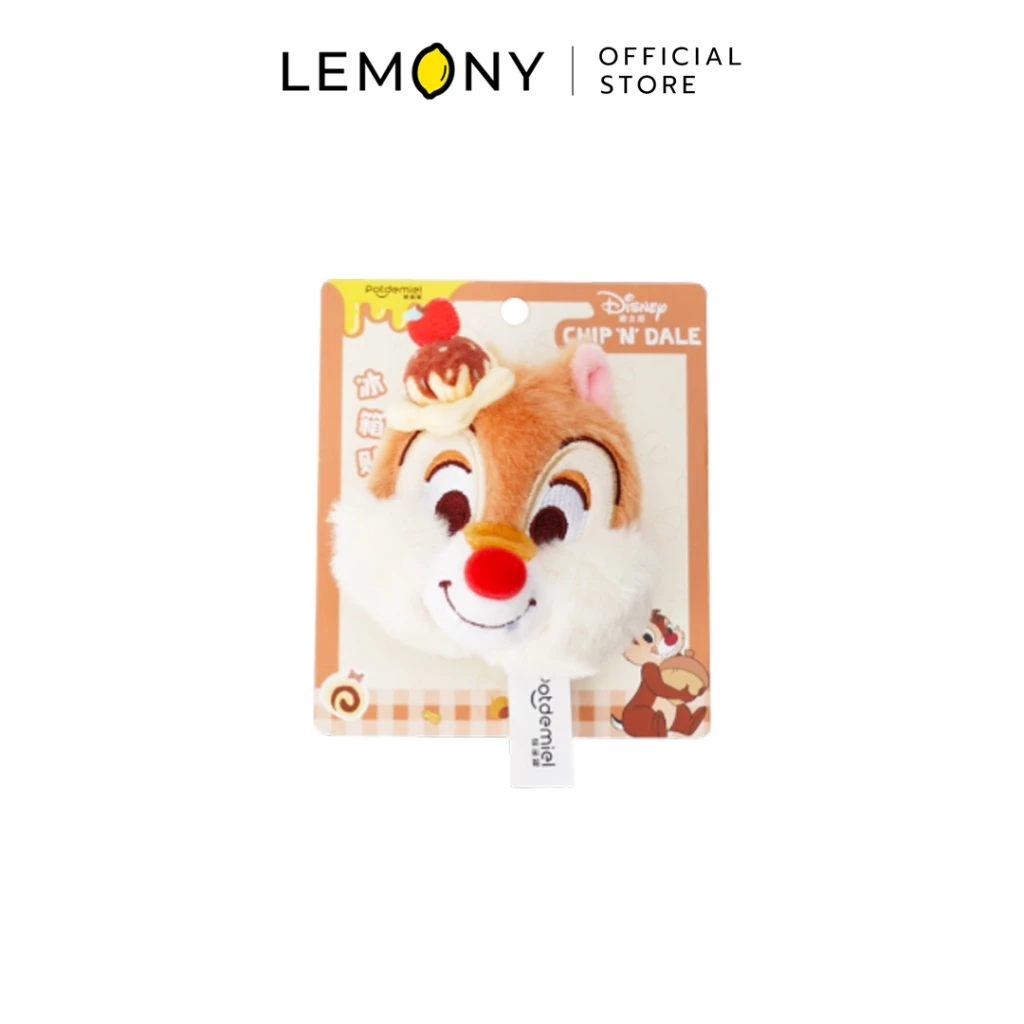 ภาพกราฟิกพื้นหลังขาวโชว์หน้าตรง LEMONY แม่เหล็กติดตู้เย็นตุ๊กตาขนนุ่ม ลาย เดล กระรอกชิปมังก์จมูกแดงหัวติดขนมเค้ก แปะอยู่บนแผ่นแพ็กเกจกระดาษสีน้ำตาลครีมพิมพ์ลาย Chip 'n' Dale ถือลูกนัทน่ารัก