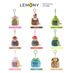 ภาพหลักแสดงรายการสินค้า LEMONY กระเป๋าใส่เหรียญทอยสตอรี่ ซีรีส์ Retro TV ขนาด 13 ซม. จัดวางพวงกุญแจกระเป๋าผ้าขนฟูลิขสิทธิ์แท้ดีไซน์จอทีวีย้อนยุคหน้าตรงเรียงกัน 3 แถวอย่างสวยงามครบทั้ง 9 ดีไซน์บนพื้นหลังสีขาว พร้อมแถบป้ายสีระบุชื่อภาษาอังกฤษชัดเจน ได้แก่ Buzz Lightyear, Bullseye, Rex, Woody, Jessie, Aliens, Hamm, Lilypad และ Slinky ด้านบนปักโลโก้แบรนด์พรีเมียมชัดเจน