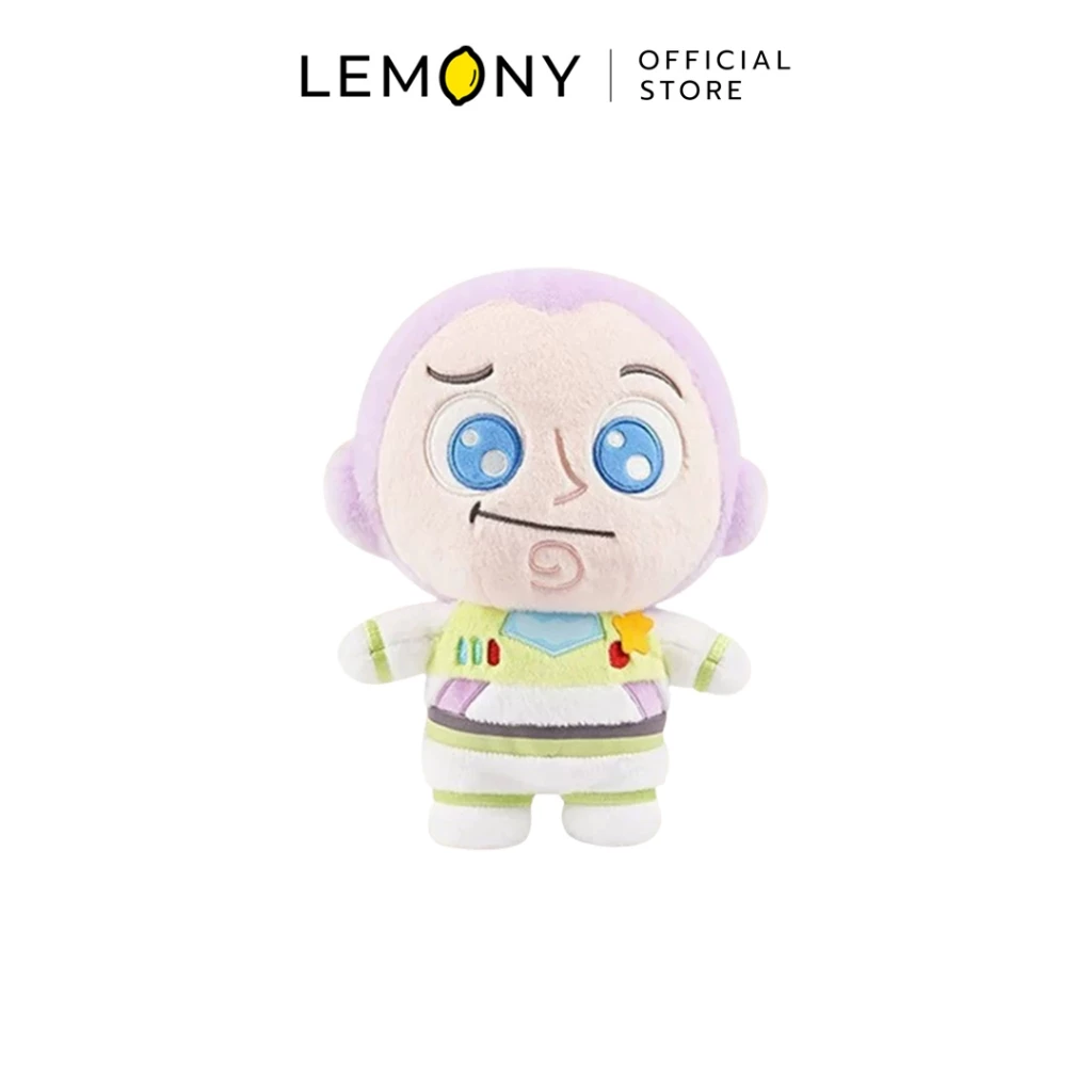 ภาพกราฟิกฉากหลังขาวแสดงตุ๊กตาบัซ ไลท์เยียร์ ซีรีส์ Cute Candy ขนาดความสูง 25 ซม. ในมุมหน้าตรง โชว์งานเย็บผ้าโพลีเอสเตอร์รูปเกราะอวกาศโทนสีขาว ขาวครีม เขียวพาสเทล และม่วงอ่อนละมุนตา รูปร่างกลมมนน่ารัก น่ากอดหนุนนอน ด้านบนมีโลโก้แบรนด์ LEMONY Official Store ชัดเจน