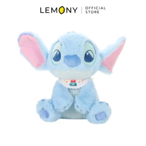 ภาพหลักฉากหลังขาวแสดงรายการสินค้า LEMONY ตุ๊กตาสติทช์ คอลเลกชัน Cuddly Baby ขนาด 23 ซม. (Stitch with Cloud Blue) ลิขสิทธิ์แท้ แสดงตัวตุ๊กตาผ้าขนฟูดีไซน์หน้าตรงในท่านั่งสไตล์เด็กทารก โดดเด่นด้วยเนื้อผ้าโพลีเอสเตอร์เฉดสีฟ้าพาสเทล Cloud Blue แสนละมุนตา ตกแต่งดีเทลงานปักใบหน้าขยิบตาประกายใสและซับในหูสีชมพูหวานชวนฝันสไตล์มินิมอลเกาหลีพรีเมียม ด้านบนแสดงโลโก้แบรนด์ออฟฟิเชียลเด่นชัดเจน