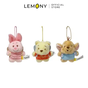 ภาพรวมหน้าตรงเต็มตัวของ LEMONY เซตพวงกุญแจตุ๊กตาหมีพูห์ ซีรีส์ Butterfly ขนาด 9 ซม. บนฉากหลังขาว เรียงลำดับจากซ้ายไปขวา ได้แก่ ลายพิกเล็ตปีกทอง, ลายหมีพูห์ปีกฟ้า และลายรูริชปีกชมพู ทุกชิ้นติดแท็กผ้าแบรนด์ Potdemiel และ Disney ลิขสิทธิ์แท้ ด้านบนมีโลโก้ Official Store ชัดเจน