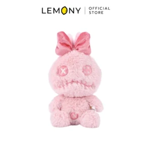 ภาพหลักหน้าตรงเต็มตัวของผลิตภัณฑ์ LEMONY ตุ๊กตาสครัมป์ ซีรีส์ Love Confession ขนาด 20 ซม. บนฉากหลังสีขาวสะอาดตา โดดเด่นด้วยดีไซน์ตุ๊กตาผ้าขนฟูสครัมป์ลิขสิทธิ์แท้เวอร์ชันพิเศษสีชมพูพาสเทลหวานละมุนตา ใบหน้าปักลวดลายตากระดุมสีกากบาทและรอยเย็บปากแผลอย่างประณีต ด้านบนประดับโบและจุกผมขนนุ่มสีหวานพรีเมียม ด้านบนระบุโลโก้แบรนด์ LEMONY Official Store ชัดเจน