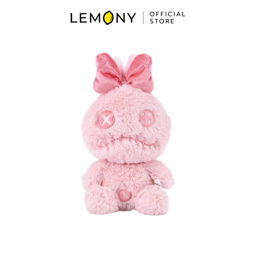 ภาพหลักหน้าตรงเต็มตัวของผลิตภัณฑ์ LEMONY ตุ๊กตาสครัมป์ ซีรีส์ Love Confession ขนาด 20 ซม. บนฉากหลังสีขาวสะอาดตา โดดเด่นด้วยดีไซน์ตุ๊กตาผ้าขนฟูสครัมป์ลิขสิทธิ์แท้เวอร์ชันพิเศษสีชมพูพาสเทลหวานละมุนตา ใบหน้าปักลวดลายตากระดุมสีกากบาทและรอยเย็บปากแผลอย่างประณีต ด้านบนประดับโบและจุกผมขนนุ่มสีหวานพรีเมียม ด้านบนระบุโลโก้แบรนด์ LEMONY Official Store ชัดเจน