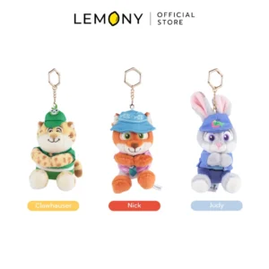 ภาพรวมตัวเลือกสินค้า LEMONY พวงกุญแจตุ๊กตาซูโทเปีย ซีรีส์ Relaxed Holiday ขนาด 11 ซม. ฉากหลังขาว วางเรียงกัน 3 ดีไซน์ ได้แก่ ลาย Clawhauser พร้อมป้ายสีเหลือง, ลาย Nick พร้อมป้ายสีส้มอิฐ และลาย Judy พร้อมป้ายสีฟ้าพาสเทล ระบุชื่อลายชัดเจนใต้ภาพ