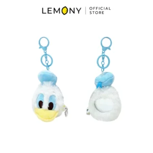 ภาพกราฟิกพื้นหลังขาวแสดงตัวเลือกมุมมองของ LEMONY พวงกุญแจกระจกโดนัลด์ดั๊ก ด้านซ้ายโชว์ฝั่งด้านหน้าตรงลายหน้าตุ๊กตาเป็ดขนนุ่มสวมหมวกสีฟ้า และด้านขวาโชว์ฝั่งด้านหลังตรงที่เป็นกระจกเงาทรงกลมพกพาล้อมรอบด้วยขนฟูสีขาว เชื่อมต่อกับห่วงคล้องสีฟ้าพาสเทล