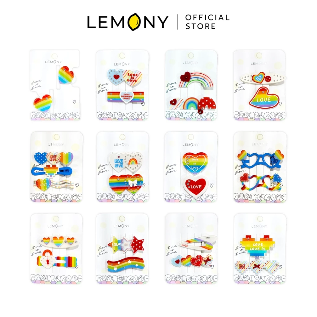 ภาพหลักแสดงรายการสินค้า LEMONY กิ๊บติดผม กิ๊บหนีบผม ซีรีส์ Rainbow บนฉากหลังสีขาวสะอาดตา จัดวางกิ๊บติดผมและกิ๊บหนีบผมพรีเมียมสีสันสดใสชวนฝันเรียงกันอย่างเป็นระเบียบครบทั้ง 23 แบบ โชว์ความหลากหลายของวัสดุ Acrylic, โครงโลหะ Alloy ชิค และงานโบผ้าริบบิ้น Webbing พร้อมป้ายกำกับรหัสแบบอย่างชัดเจน ด้านบนปักโลโก้แบรนด์ออฟฟิเชียลคมชัด