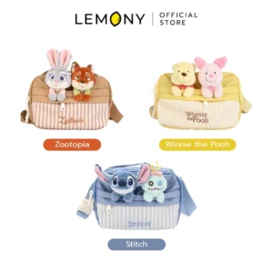 ภาพรวมตัวเลือก LEMONY กระเป๋าคาดอกดิสนีย์ ซีรีส์ Summer Sweet ครบทั้ง 3 แบบ จัดวางคู่กับป้ายระบุชื่อลายด้านล่าง ได้แก่ ลาย Zootopia สีน้ำตาล, ลาย Winnie the Pooh สีเหลือง และลาย Stitch สีฟ้า เผยให้เห็นดีไซน์ทรงกล่องและตุ๊กตาคู่หูลิขสิทธิ์แท้ดิสนีย์อย่างเด่นชัด